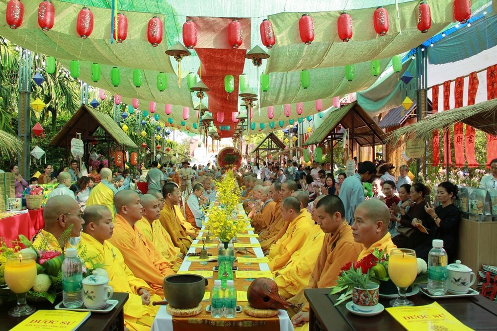 TP.HCM: Trang nghiêm đàn Thất bảo Dược Sư và Phiên chợ Tết Nguyên tiêu tại chùa Hương Tuệ