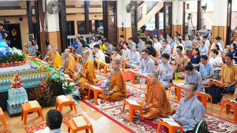 TP.HCM: Quan Âm Tu Viện tổ chức khóa tu chuyên trì Chú Dược Sư cầu nguyện quốc thái dân an đầu Xuân Bính Ngọ