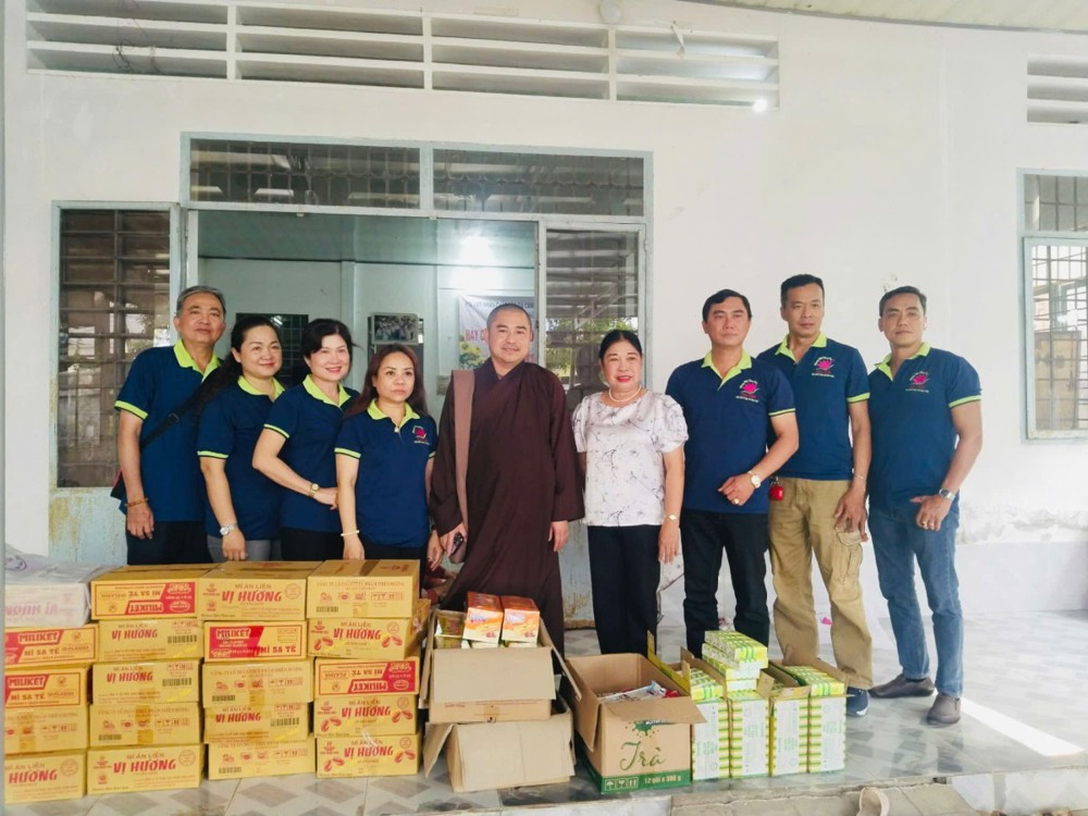 Vĩnh Long: Chùa Linh Phước kết nối trao 26 phần quà đến các em bị ảnh hưởng chất độc da cam tại xã Phú Đức