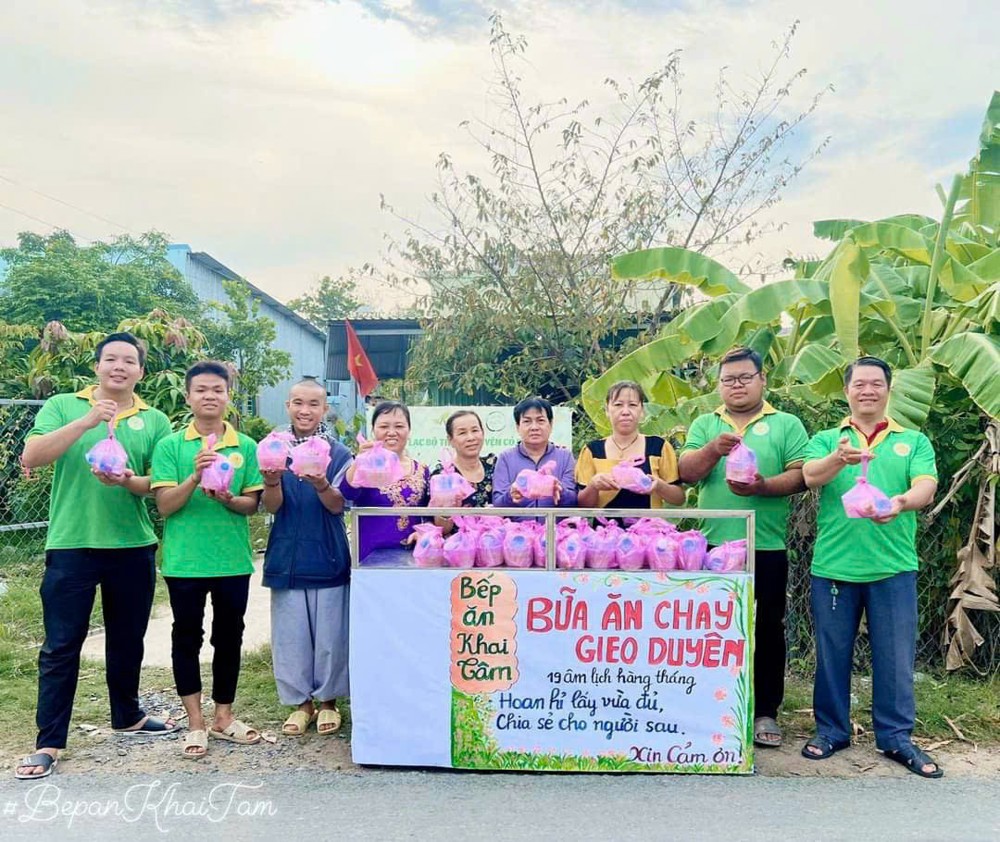 Hành trình 3 năm “gieo mầm nhân ái”: Bếp chay Khai Tâm chạm mốc 100 kỳ phục vụ