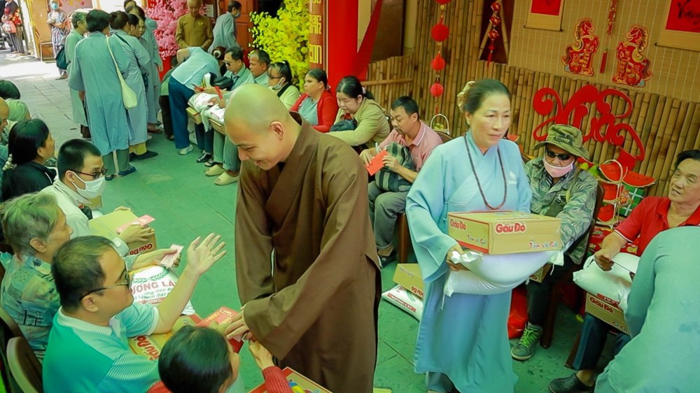 TP.HCM: Chùa Minh Đạo trao quà người khiếm thị, tổ chức phóng sanh cầu quốc thái dân an