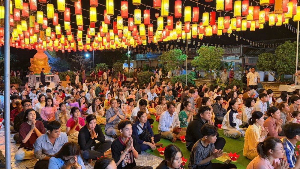 Cà Mau: Phật tử hân hoan về chùa Vạn Phước dự Rằm Thượng ngươn