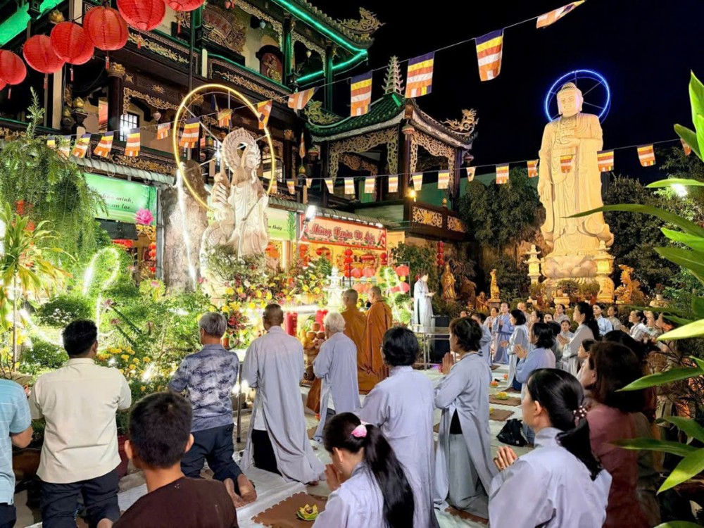 TP.HCM: Thắp sáng hoa đăng – lan tỏa yêu thương: Chùa Minh Giác kỷ niệm ngày xuất gia Bồ Tát Quán Thế Âm