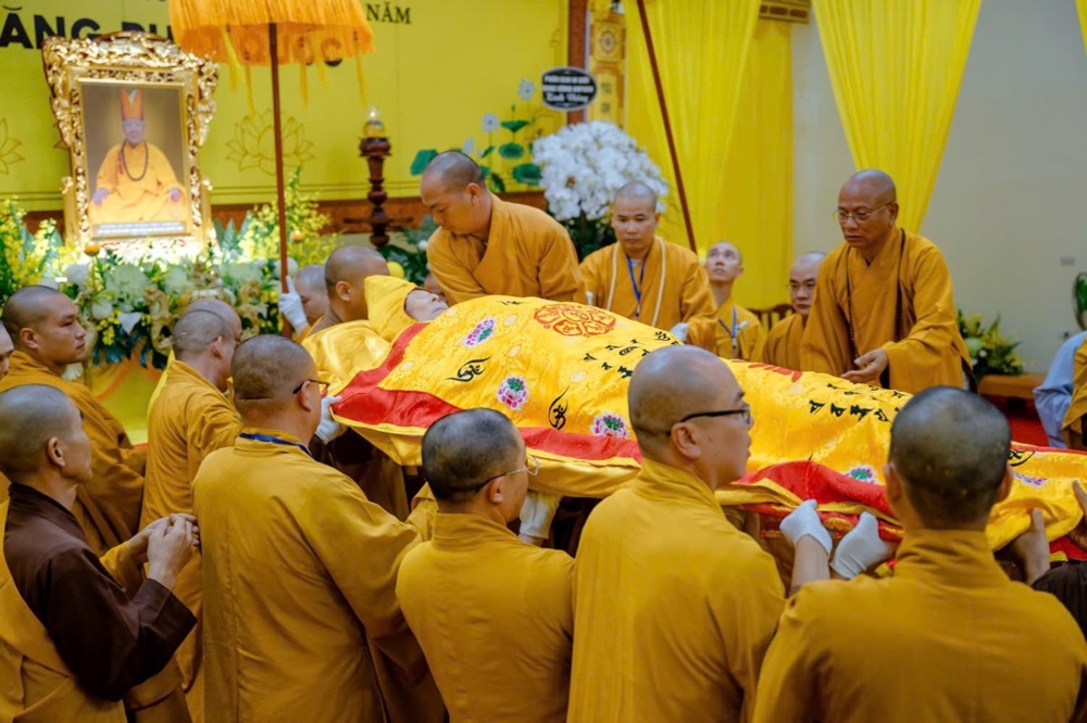 Hưng Yên: Toàn cảnh lễ nhập kim quan Phó Pháp chủ GHPGVN tại chùa Thánh Long.