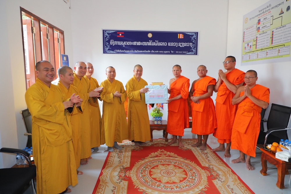 Ban Văn hóa Trung ương GHPGVN thăm Liên minh Phật giáo tỉnh Xiêng Khoảng và dâng hương tưởng niệm Anh hùng Liệt sĩ