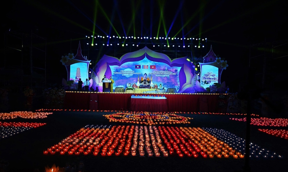 Lào: Linh thiêng đêm thắp nến cầu nguyện hòa bình và tưởng niệm các Anh hùng liệt sĩ Việt – Lào.