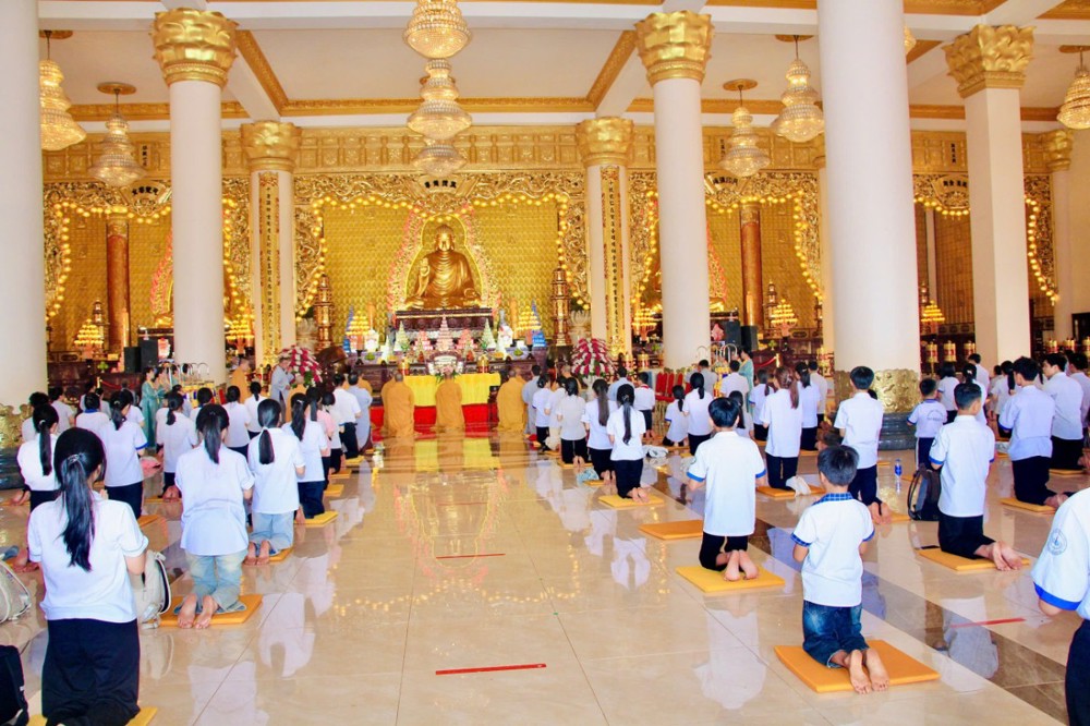 Đồng Nai: Hơn 500 thanh thiếu niên tham dự khóa tu Bát Quan Trai tại chùa Phật Quốc Vạn Thành