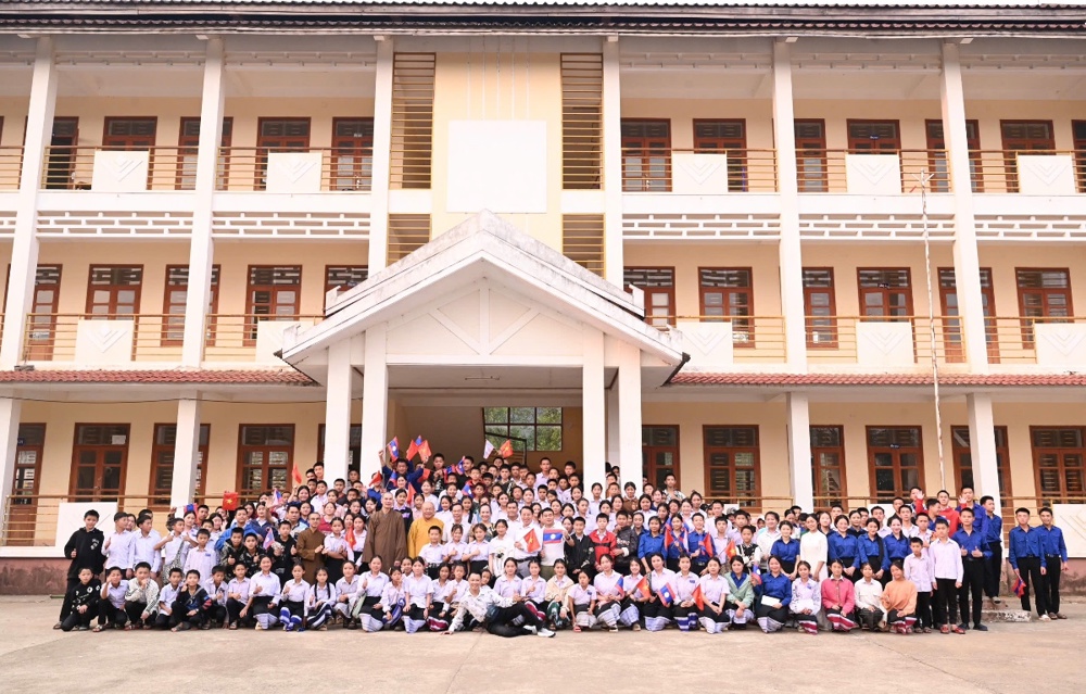 Lào: Ban Trị sự GHPGVN tỉnh Thanh Hóa chúc mừng, tặng quà nhân dịp Tết cổ truyền Bunpimay