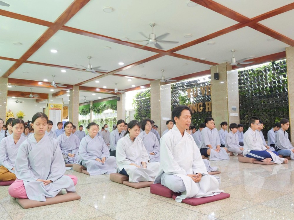 TP.HCM: Trang nghiêm khóa tu một ngày Bát Quan Trai dành cho Gia đình Phật tử tại Tu viện Long Hưng