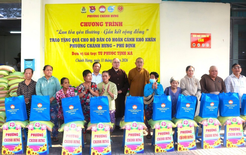 Chào mừng Đại hội Phật giáo TP.HCM với chương trình “Lan tỏa yêu thương” trao quà cho bà con khó khăn