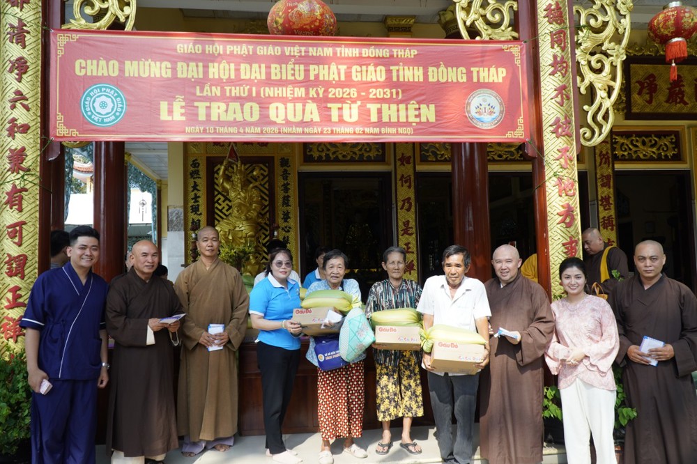 Đồng Tháp: Tân ban Trị sự Phật giáo tỉnh trao 200 phần quà hỗ trợ các hoàn cảnh khó khăn tại phường Cao Lãnh