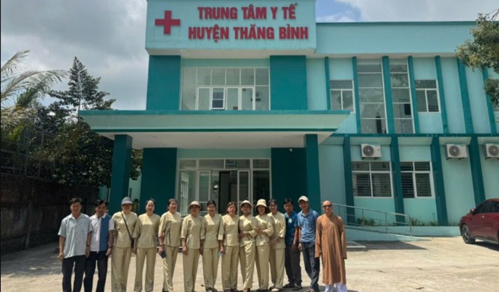 Đà Nẵng: Nhóm Thiện nguyện chùa Ngọc Sơn tiếp tục trao quà đến bệnh nhân