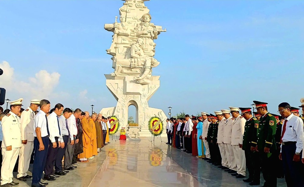 Vĩnh Long: Trang nghiêm dâng hương viếng Đền thờ Bác và tưởng niệm Anh hùng Liệt sĩ nhân kỷ niệm 51 năm Ngày Giải phóng miền Nam, thống nhất đất nước