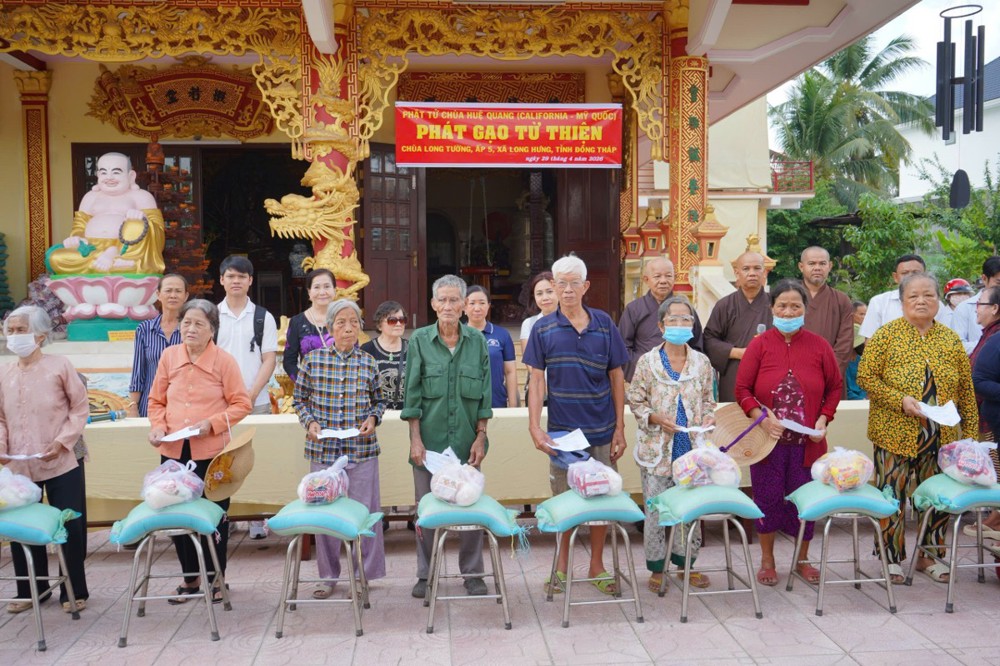 Đồng Tháp: Chùa Long Tường tổ chức tặng quà từ thiện hướng tới Kỷ niệm 51 năm Ngày Giải phóng Miền Nam