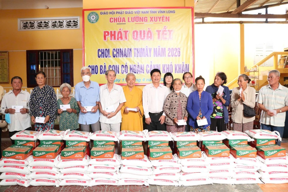 Vĩnh Long: Chùa Lưỡng Xuyên tặng 100 phần quà Tết Chôl Chnăm Thmây cho bà con khó khăn 