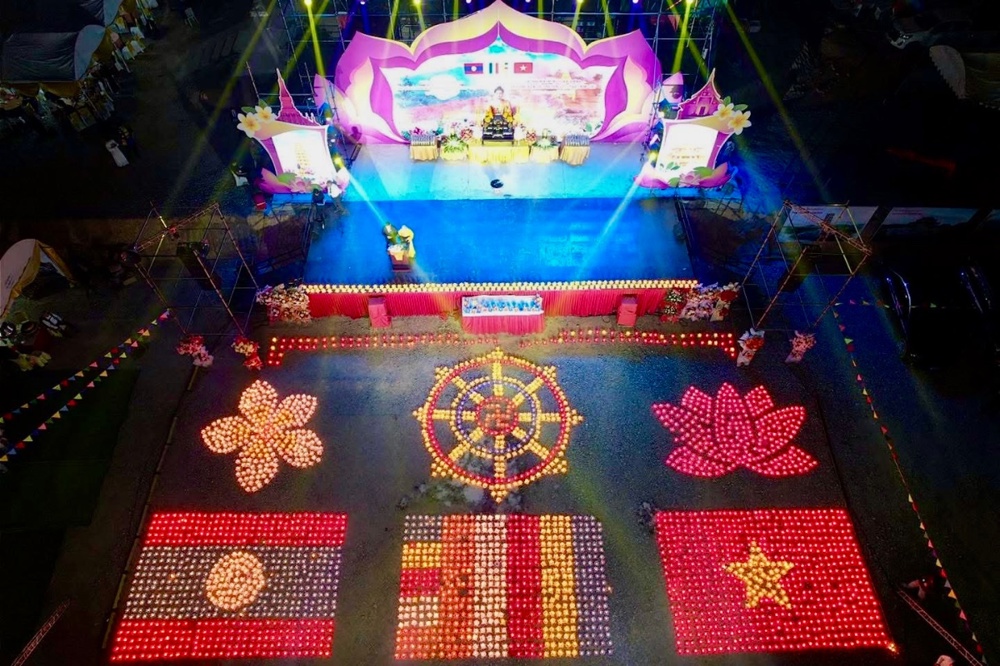 Lào: Linh thiêng đêm thắp nến cầu nguyện hòa bình và tưởng niệm các Anh hùng liệt sĩ Việt – Lào.