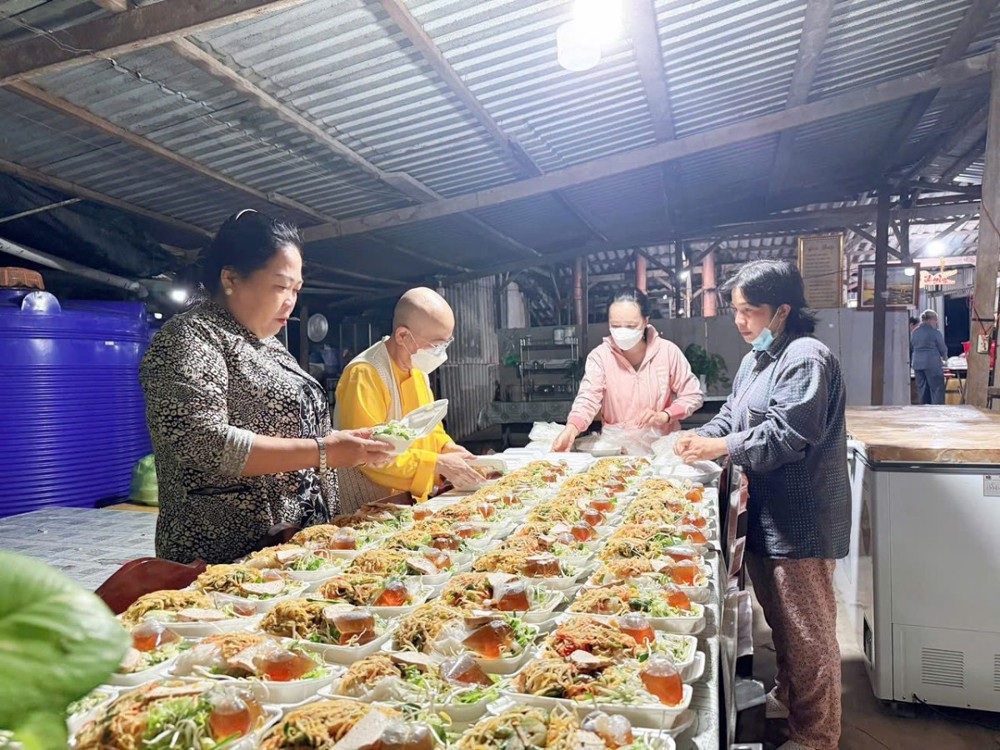 Vĩnh Long: Chùa Quan Âm trao 500 phần bún chay đến người dân có hoàn cảnh khó khăn