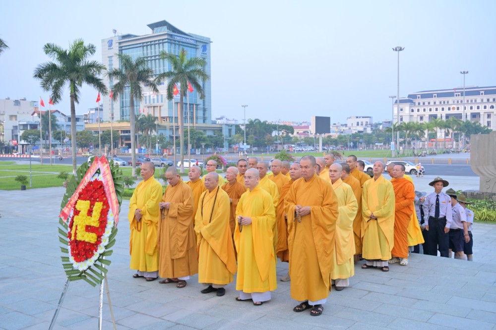 Đà Nẵng: Ban Trị sự dâng hương tưởng niệm Anh hùng liệt sĩ trước thềm Đại hội đại biểu Phật giáo thành phố lần 1