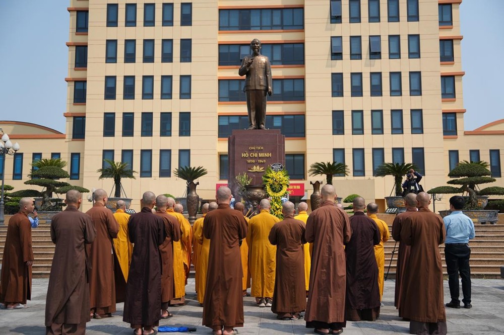 Ninh Bình: Chư Tôn đức dâng hương tưởng niệm trước thềm Đại hội Đại biểu Phật giáo tỉnh lần thứ nhất