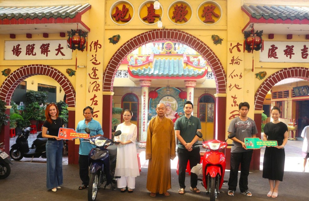 TP.HCM: Chùa Long Hoa trao quà cho người khiếm thị và có hoàn cảnh khó khăn