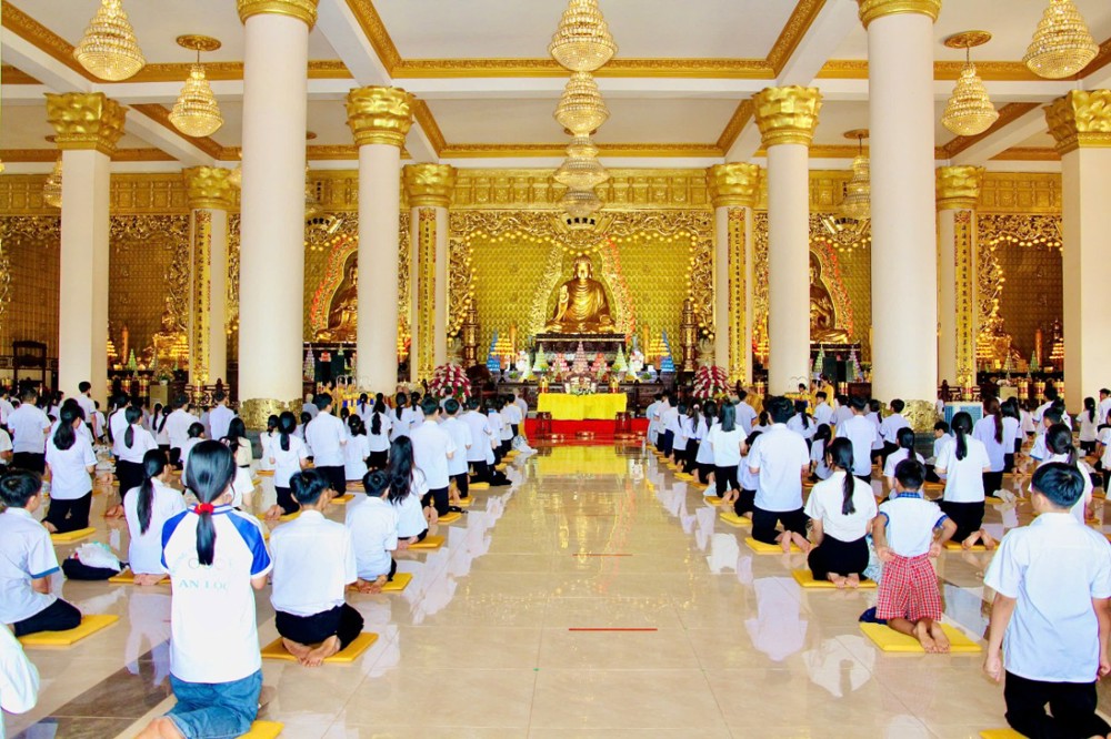 Đồng Nai: Hơn 500 thanh thiếu niên tham dự khóa tu Bát Quan Trai tại chùa Phật Quốc Vạn Thành