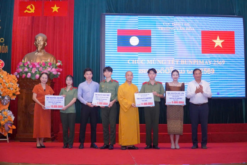 Phật giáo tỉnh Thái Nguyên thăm, chúc Tết Bunpimay và tặng quà học sinh Lào