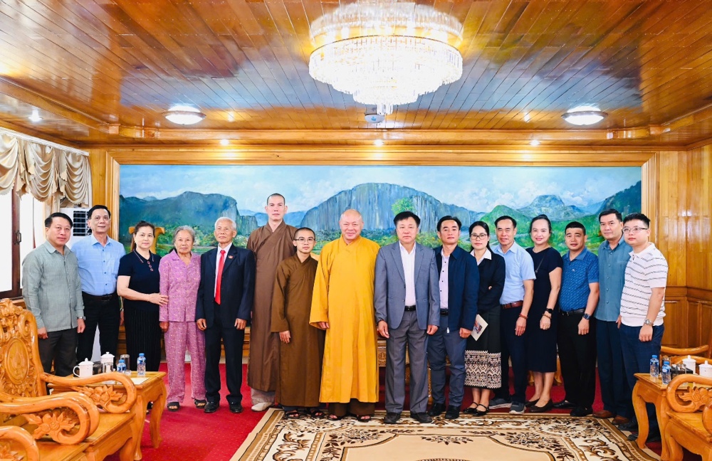 Ban Trị sự GHPGVN tỉnh Thanh Hoá chúc Tết cổ truyền Bunpimay tại tỉnh Hủa Phăn (Lào)