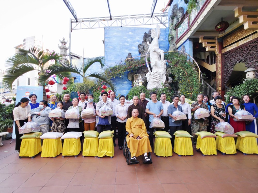 TP.HCM: Chùa Hòa Khánh trang nghiêm lễ khánh đản Bồ Tát Quán Thế Âm, trao 100 phần quà đến người khó khăn