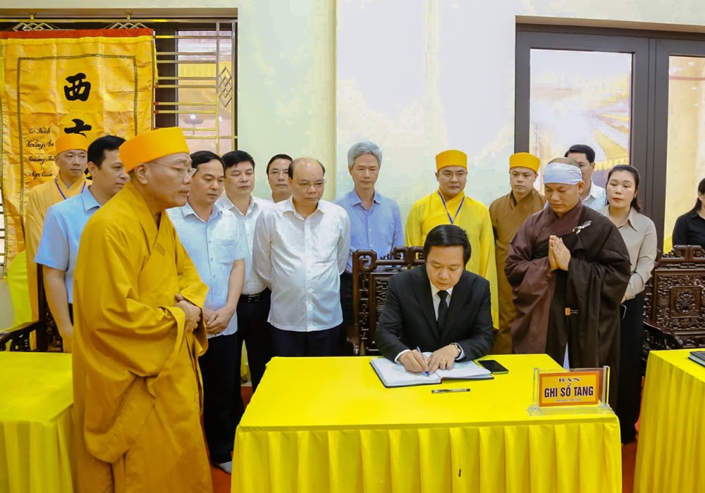 Bí thư Tỉnh ủy Hưng Yên Phạm Quang Ngọc viếng tang Trưởng lão Hòa thượng Thích Thanh Dục