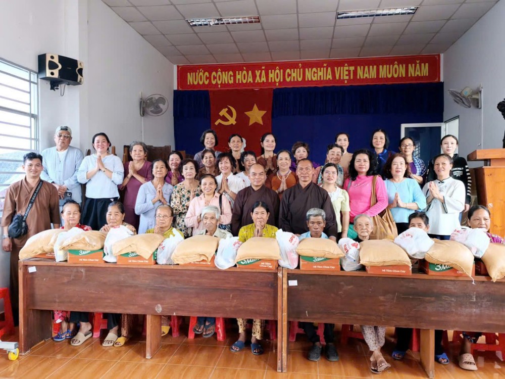 Đồng Tháp: Chùa Huyền Trang (TP.HCM) trao quà từ thiện đến người dân khó khăn tại Gò Công Đông