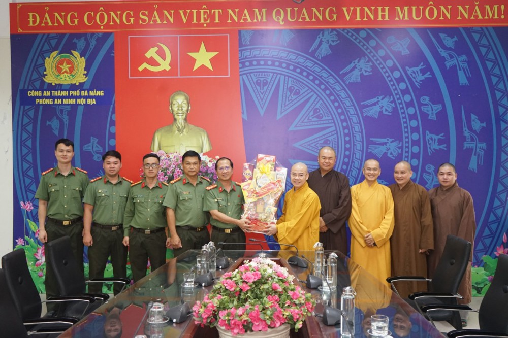 Đà Nẵng: Ban Trị sự chúc mừng Phòng an ninh nội địa nhân dịp kỷ niệm 80 năm ngày truyền thống