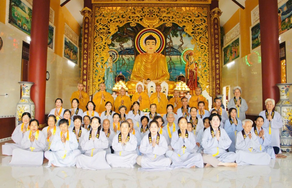 Vĩnh Long: Khai giảng khóa tu Bát Quan Trai tại chùa Long Đức - nuôi lớn hạt giống an lành và hướng về đời sống tỉnh thức