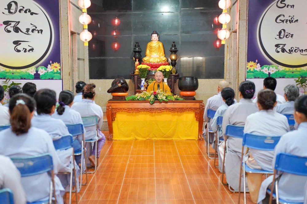 An Giang: Thượng tọa Thích Minh Nhẫn thuyết giảng tại khóa tu Bát quan trai định kỳ tại chùa Phật Quang