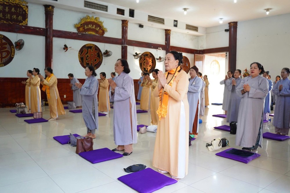 An Giang: Chùa Phật Quang (phường Rạch Giá) tổ chức khóa tu niệm Phật một ngày và trao tặng 2 tấn gạo đến bà con khó khăn