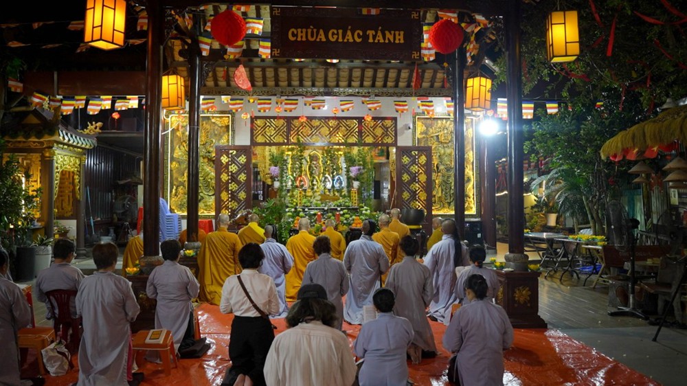 TP.HCM: Đêm hoa đăng tưởng niệm 2.570 năm ngày Đức Phật nhập Niết-bàn tại chùa Giác Tánh