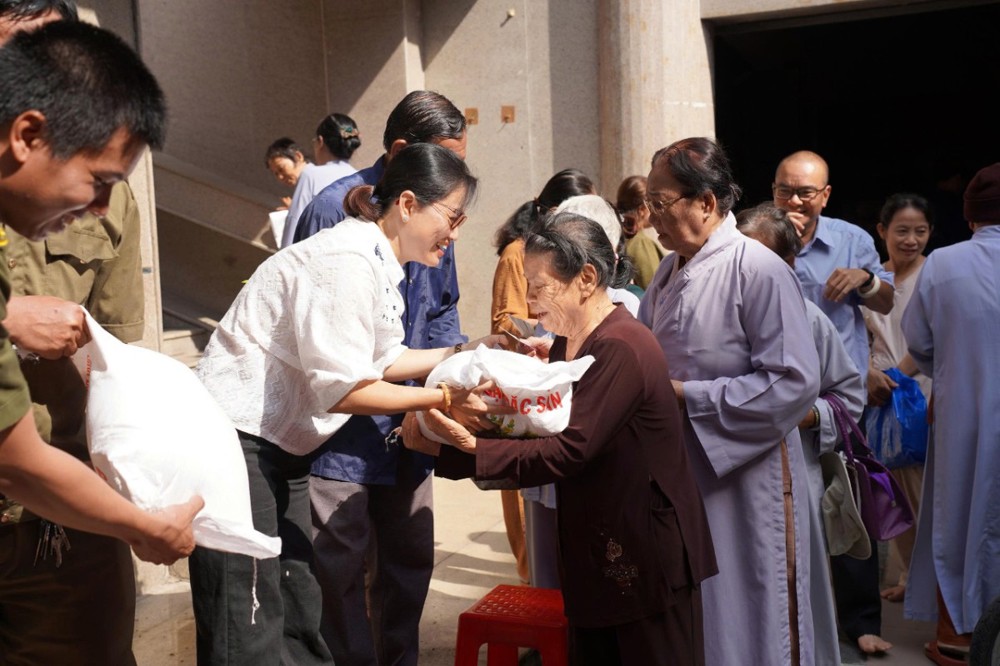 An Giang: Chùa Phật Quang (phường Rạch Giá) tổ chức khóa tu niệm Phật một ngày và trao tặng 2 tấn gạo đến bà con khó khăn