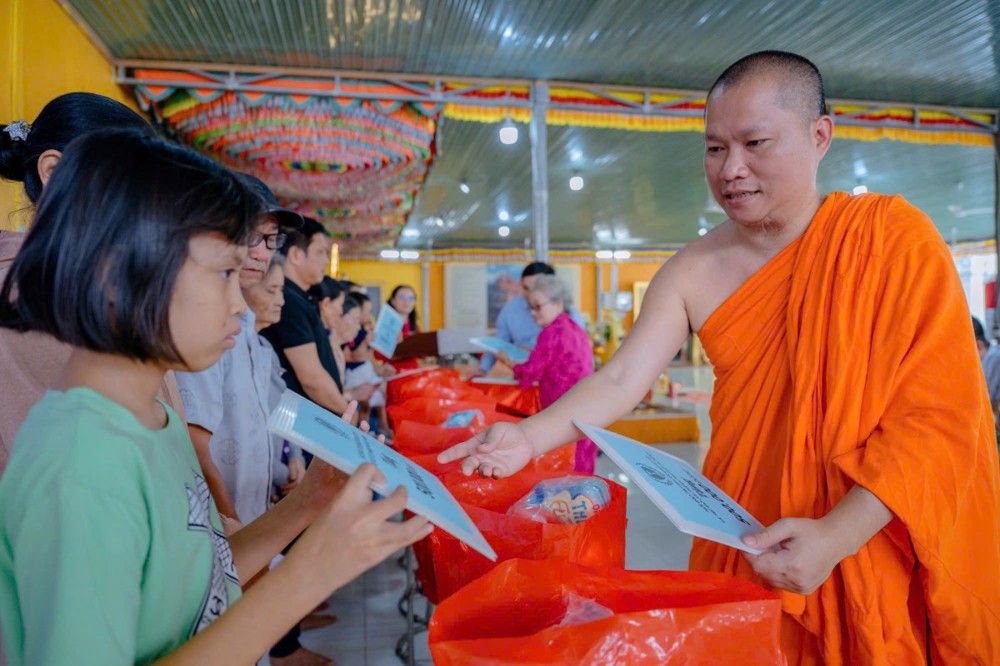 TP.HCM: Trao tặng quà Tết Chôl Chnăm Thmây đến người khuyết tật, trẻ mồ côi tại xã Phú Giáo