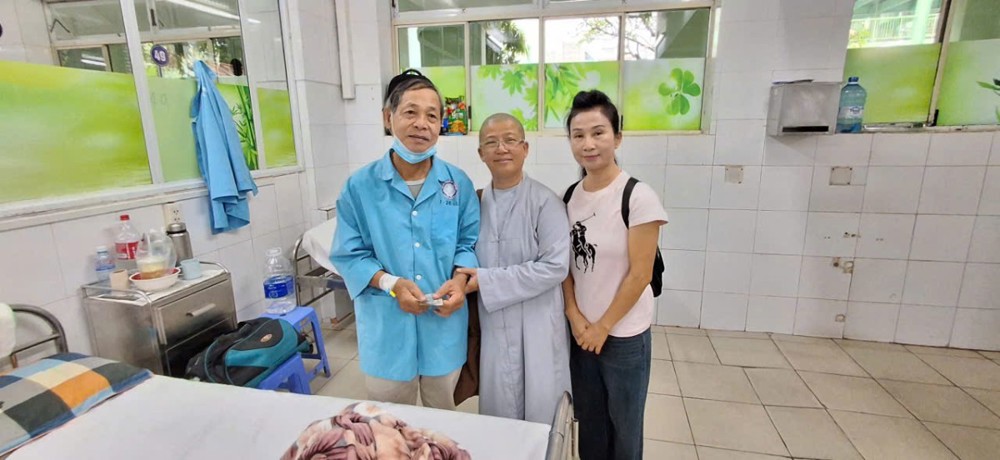Đà Nẵng: Chùa Phổ Hiền trao tặng 200 suất quà cho bệnh nhân tại bệnh viện Đà Nẵng 