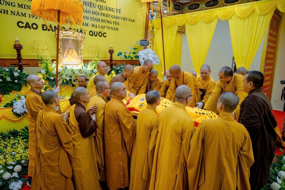 Hưng Yên: Toàn cảnh lễ nhập kim quan Phó Pháp chủ GHPGVN tại chùa Thánh Long.