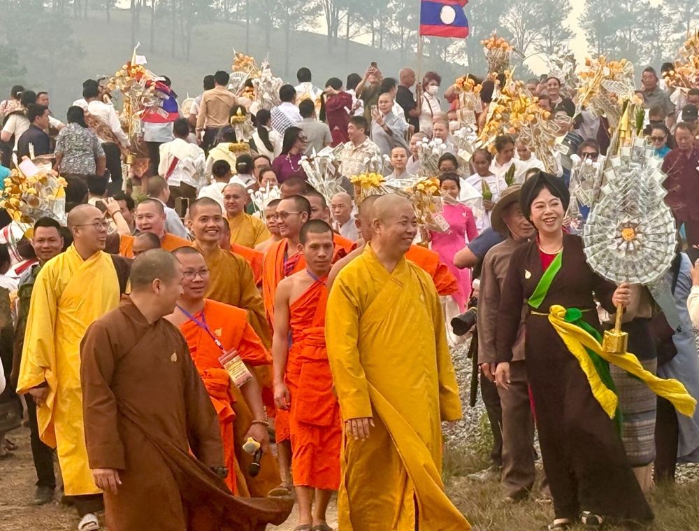 Rực Rỡ Sắc Màu Lễ Hội Bunpimay: Thắt Chặt Tình Hữu Nghị Việt - Lào Tại Chùa Hữu Nghị