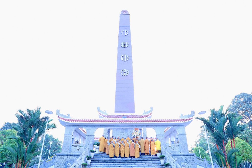 [ẢNH] TP.HCM: Tăng Ni khu vực Bình Dương (cũ) viếng Nghĩa trang Liệt sĩ trước thềm Đại hội