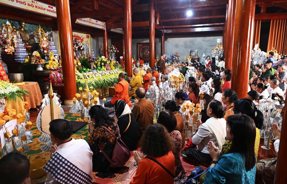 Rực Rỡ Sắc Màu Lễ Hội Bunpimay: Thắt Chặt Tình Hữu Nghị Việt - Lào Tại Chùa Hữu Nghị