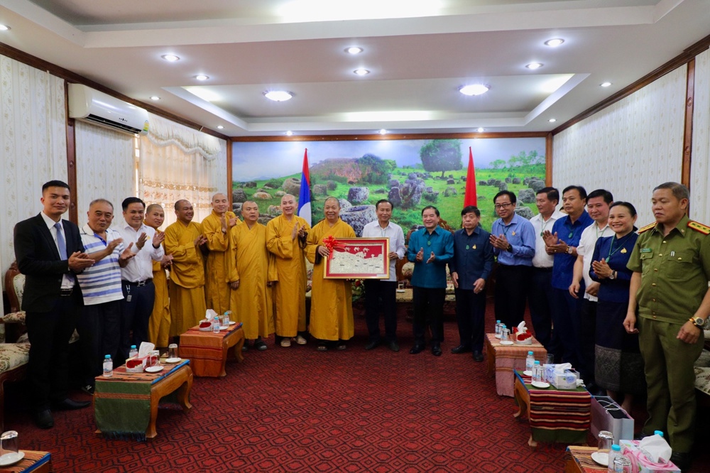 Ban Văn hóa Trung ương GHPGVN thăm, chúc Tết Bunpimay lãnh đạo tỉnh Xiêng Khoảng và thúc đẩy giao lưu văn hóa Việt - Lào