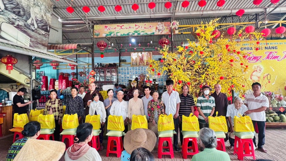 Vĩnh Long: Chùa Huệ Năng trao tặng 100 phần quà đến bà con khó khăn tại xã Ba Tri