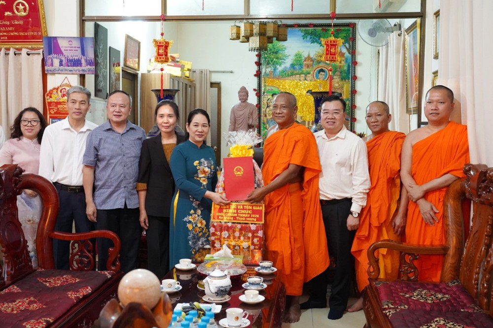 TP.HCM: Thứ trưởng Bộ Dân tộc và Tôn giáo thăm, chúc tết và tặng quà đồng bào Khmer nhân dịp Tết Chôl Chnăm Thmây