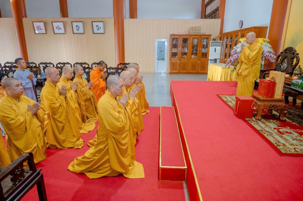 Ban Thường trực Ban Trị sự GHPGVN tỉnh Đồng Nai đảnh lễ và báo cáo công tác Đại hội lên Trưởng lão Hòa thượng Chủ tịch HĐTS