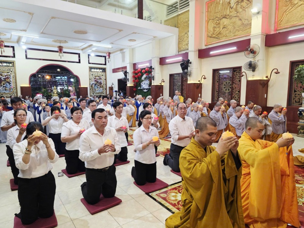 TP.HCM: Chùa Hòa Khánh trang nghiêm lễ khánh đản Bồ Tát Quán Thế Âm, trao 100 phần quà đến người khó khăn
