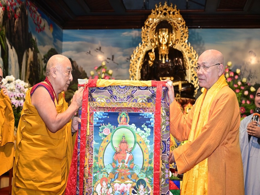 Hải Phòng: Đông đảo chư Tăng, Phật tử tham dự buổi thuyết giảng của Ngài Thamthog Rinpoche tại chùa Nam Hải