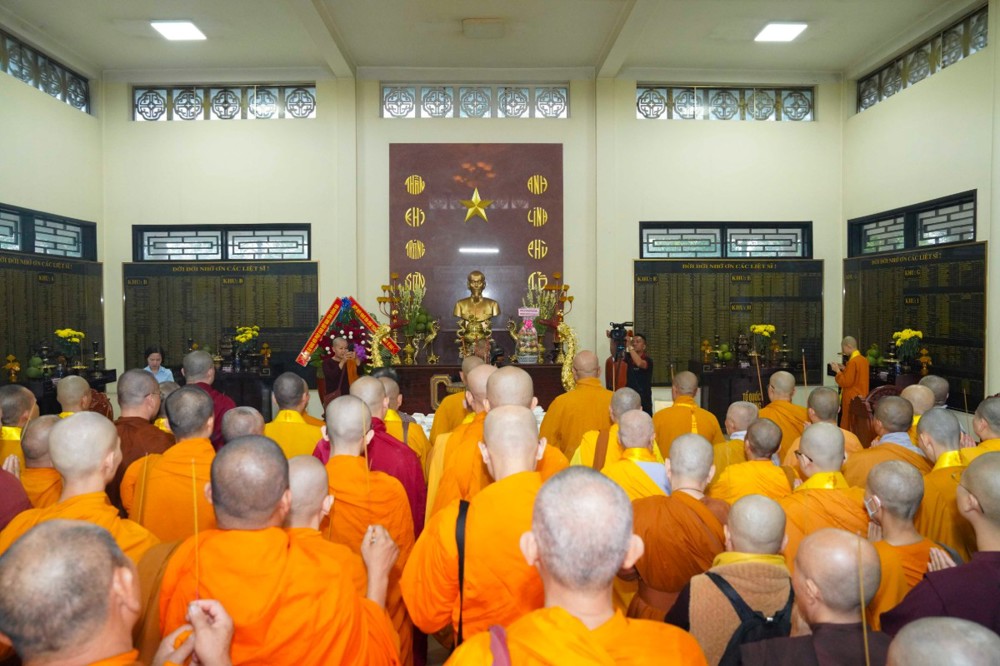 Đồng Nai: Ban Trị sự Phật giáo tỉnh viếng nghĩa trang Liệt sĩ và dâng hương tưởng niệm chư vị Tổ sư tiền nhiệm Ban Trị sự tỉnh trước thềm Đại hội Phật giáo tỉnh nhiệm kỳ 2026 - 2031