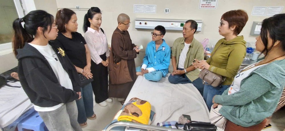 Đà Nẵng: Chùa Phổ Hiền thăm và tặng quà cho bệnh nhân tại các bệnh viện trọng điểm